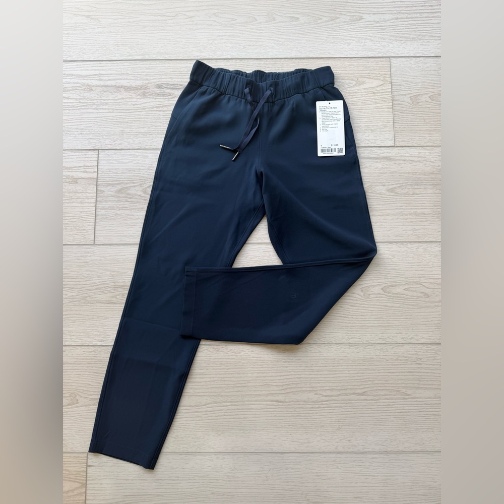 NWT lululemon on the fly 7/8 women pants Woven, size 4, TRNV/navy color